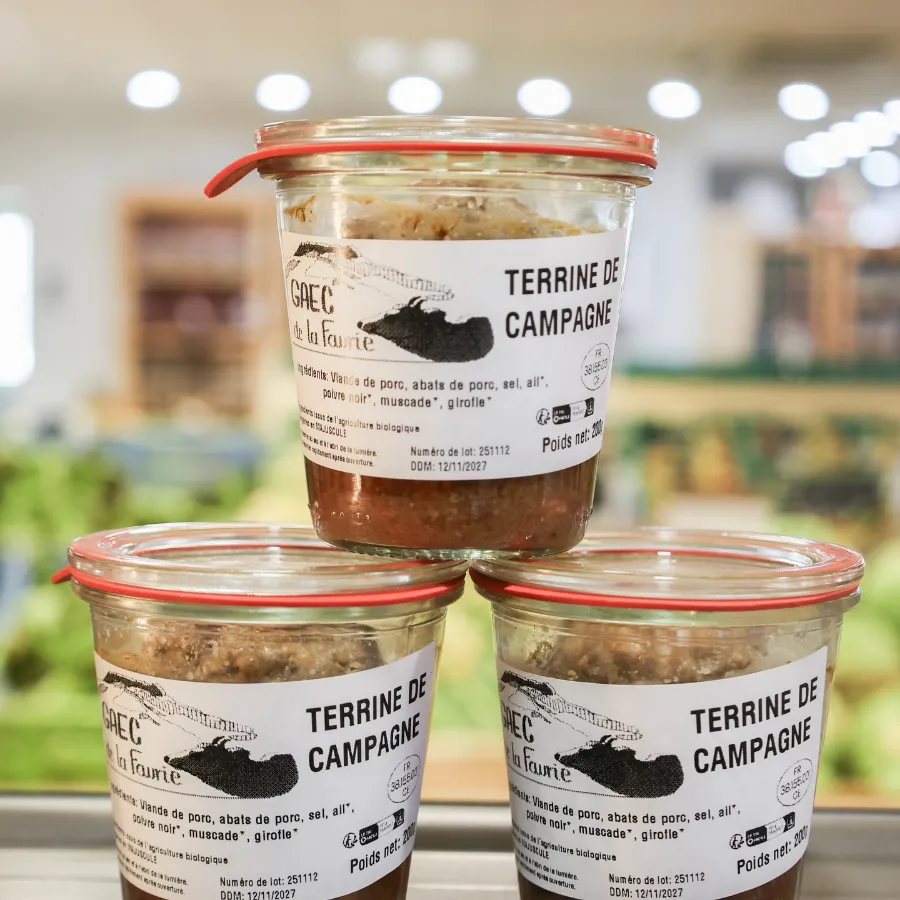 Des bocaux de rillettes empilés dans le rayon épicerie