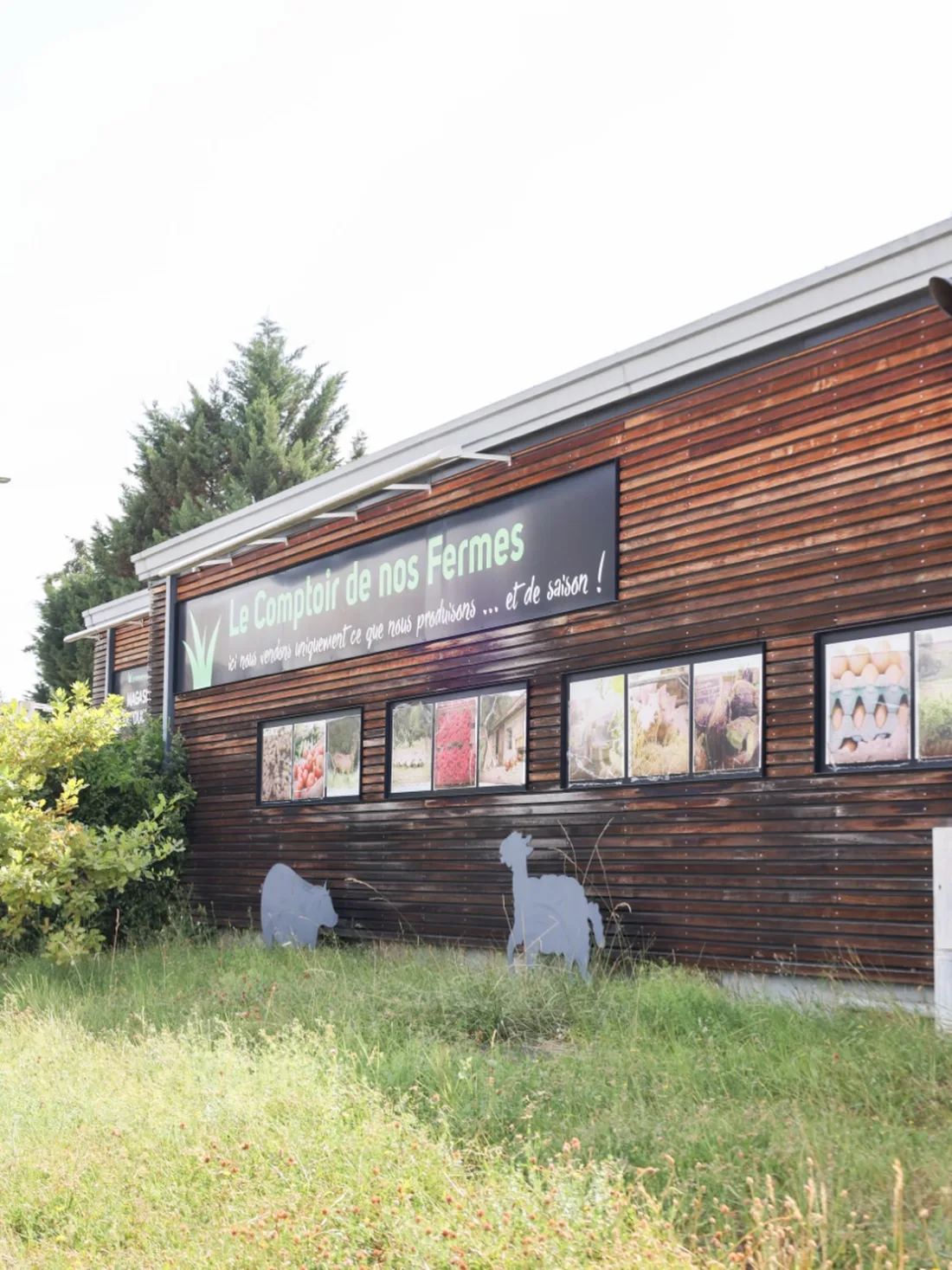 La devanture du Comptoir de nos Fermes à Biviers, bardage bois et enseigne