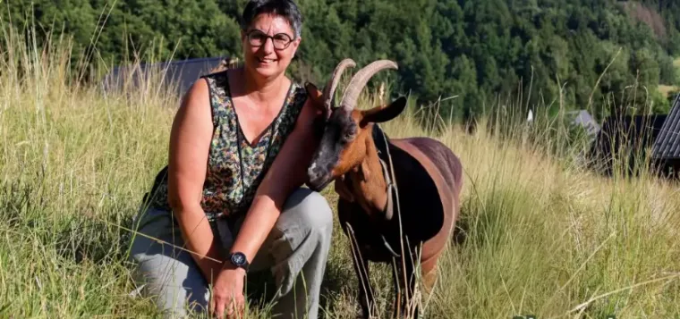 Alexandra et ses chèvres, aux Chèvres du Granier à Entremont le Vieux