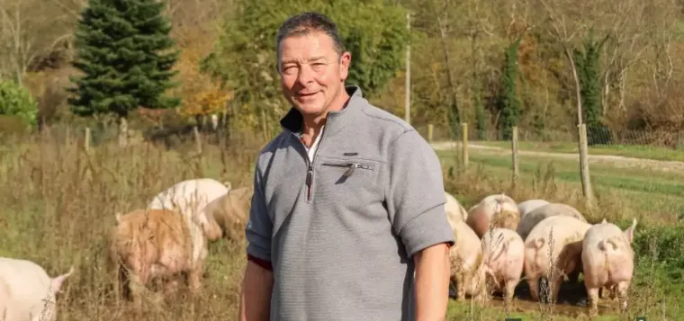 Emmanuel, éleveur de porcs en plein air à la Ferme Micolod