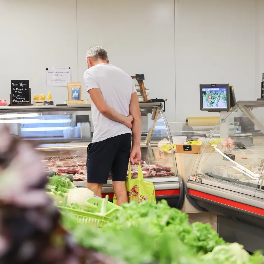 Le rayon boucherie et traiteur du magasin, avec les salades au premier plan