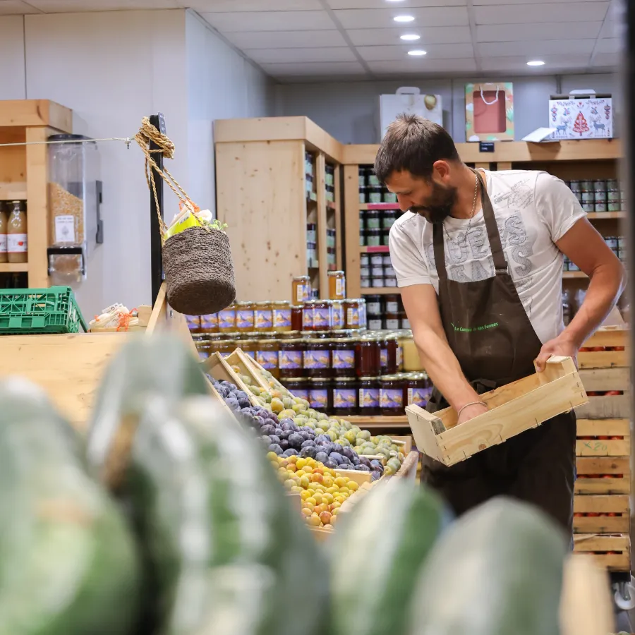 Mise en rayon des cagettes de légumes dans le magasin